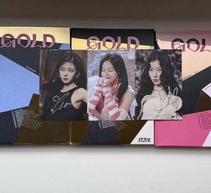 this space has helped me a lot this year and i wanted to give back to you lot in time for xmas so giveaway🎅🏻

rules:
must be following me
rt/like the tweet
reply with ur itzy bias 

2nd slide is for USA ONLY
<a href="/jnkfolkloree/">priya</a> will be handling that for me so make sure to follow her.