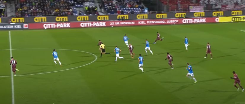 SaschaFltr's tweet photo. Vielleicht steht #Weiner initial etwas zu tief für einen Ball aus der gegnerischen Hälfte. Aber der Mut, den er im Ballangriff beweist, ist stark! Sieht man bei dt. Torhütern eher selten, dass sie mit dem Kopf voran in Bälle gehen, da kommt meist nur der Block.

#KSVRBL #KielAhoi https://t.co/Ah3Pv4l3ZY