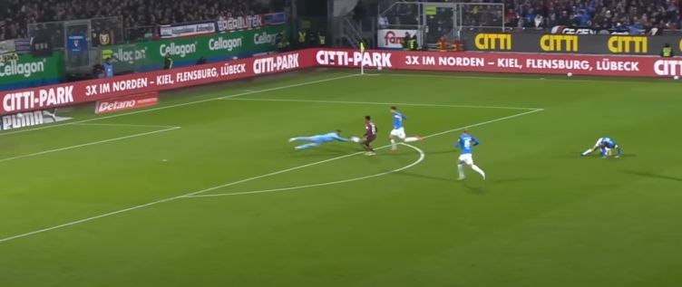 SaschaFltr's tweet photo. Vielleicht steht #Weiner initial etwas zu tief für einen Ball aus der gegnerischen Hälfte. Aber der Mut, den er im Ballangriff beweist, ist stark! Sieht man bei dt. Torhütern eher selten, dass sie mit dem Kopf voran in Bälle gehen, da kommt meist nur der Block.

#KSVRBL #KielAhoi https://t.co/Ah3Pv4l3ZY