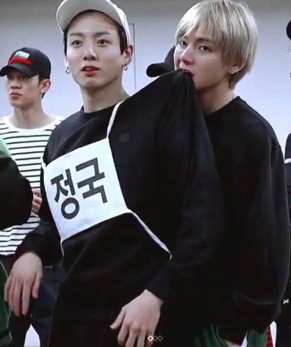 jungkovtae's tweet photo. taekook                                               bamtan https://t.co/q6pJgo3Sum
