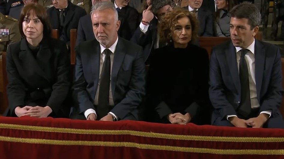 levante_emv's tweet photo. Una familiar abandona la Catedral tras la entrada del president Carlos Mazón: “No quiero compartir espacio con ciertos representantes que han venido aquí esta tarde”

https://t.co/EEuw64TYRv https://t.co/cPELtaDlat
