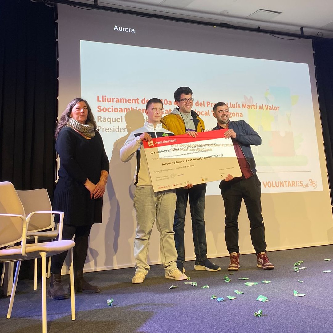 voluntaris_cat's tweet photo. @PenedesCancer @AFANOC @PLANETAIMPRO 🏅 I seguim amb guardons! 
Associació Aurora guanya la categoria local a la demarcació de #Tarragona de la 10a edició del #PremiLluísMartí al Valor Socioambiental. Enhorabona!

🫴  Lliura el xec Raquel Córdoba, de l'Associació Ambiental La Sínia 
#DIV #VoluntariatpelBéComú https://t.co/MeaLVrghFq