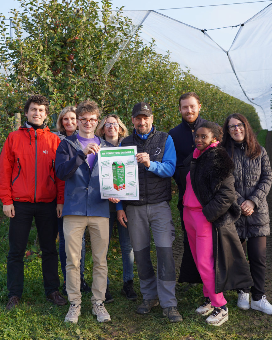 C_qui_le_Patron's tweet photo. Les magnifiques vergers de Pierre en Alsace 🙌, et le ballet des briquettes chez notre partenaire-fabricant 😍 Retour sur la visite sociétaires pour notre jus de pomme solidaire  !
  
Pierre a repris l’exploitation familiale il y a maintenant 15 ans et a tout transformé pour planter des vignes, des pommes de terre et, bien sûr, des pommiers ! 👏

Être pommiculteur est un métier complexe, avec de nombreuses contraintes : 
👉 Beaucoup de standards sur l’aspect des pommes (calibre, couleur, défauts...) 
👉 Des évolutions climatiques et environnementales (gel, la fameuse tavelure, la grêle) qui peuvent impacter fortement les récoltes 
👉 Des difficultés à valoriser toute la production à un prix rémunérateur : souvent, les pommes dites écart de tri, qui ne correspondent pas aux standards du marché et représentent environ 15% d'un verger, sont moins bien payées aux producteurs que les pommes qui se trouvent sur nos étals. Or les producteurs ont mis la "même énergie" et les mêmes dépenses pour produire ces pommes.

À travers ce jus de pomme solidaire, nous permettons à Pierre et à 58 autres familles de pommiculteurs de valoriser les pommes qui ne satisfont pas les critères visuels de la pomme de dégustation à un prix juste. Face à toutes les problématiques listées ci-dessus, Pierre nous témoignait, pendant la visite, à quel point cela est précieux 🙌

Merci à Pierre, producteur de pommes, pour son accueil et sa transparence ! Mais aussi un grand merci à Martine pour sa pédagogie et sa gentillesse lors de notre visite de l’usine de conditionnement 🙏
Pour participer aux visites sociétaires (pour rappel, c’est complètement gratuit, il suffit de faire partie des consommateurs-sociétaires de l’initiative), plus d’infos sur le site de la démarche 😊