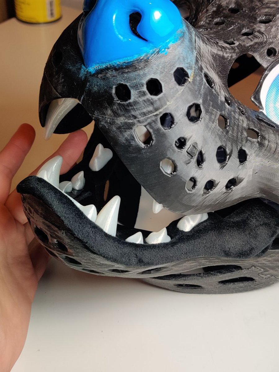 This beagle is turning out to be such a lil' cutie pie!  Look at that adorable smile full of teefies!

#furry #fursuit #fursuiter #wip