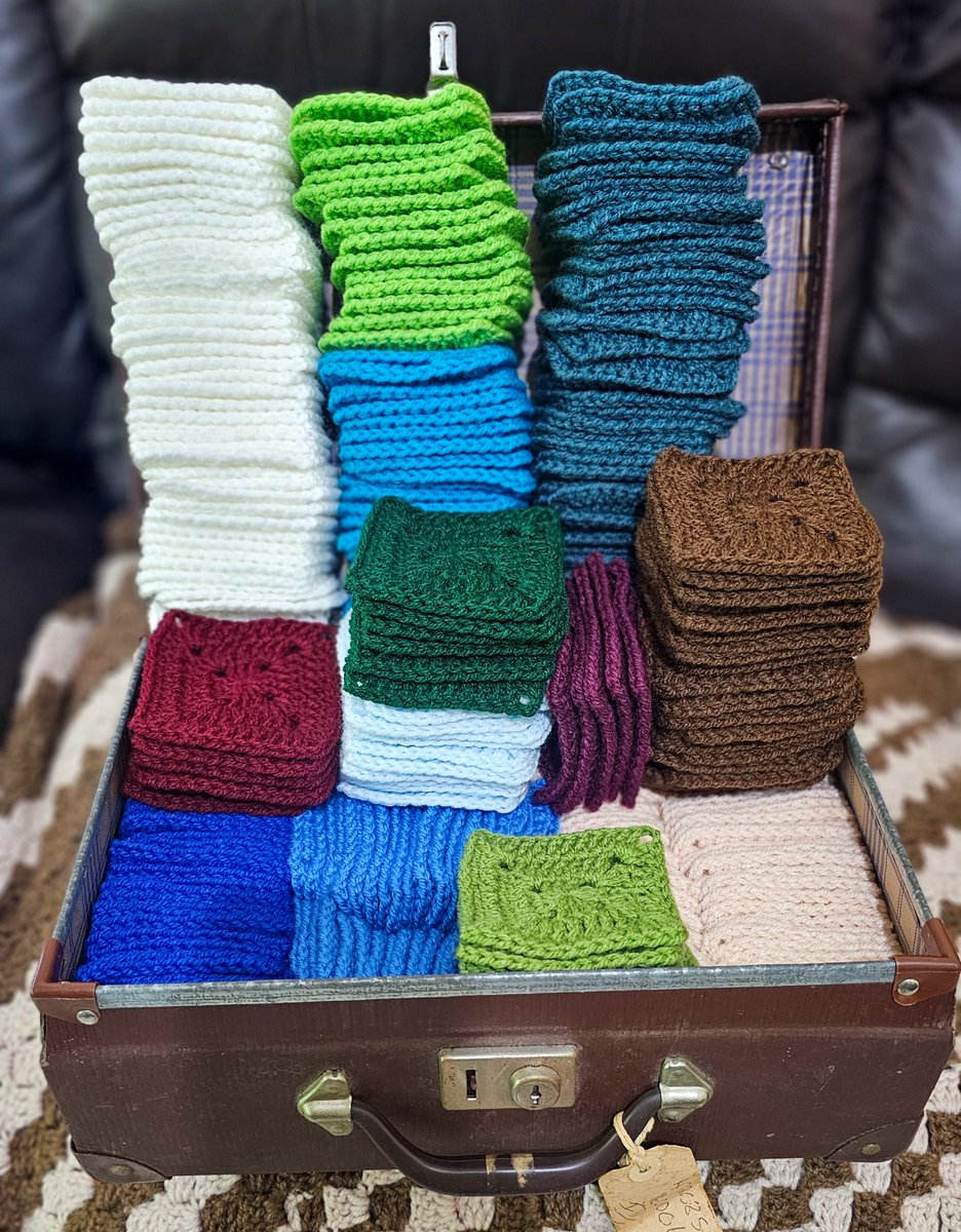 CD_Musgrave's tweet photo. My vrou hekel al vir paar maande ń #Minecraft kombers vir #Kleinman. Vandag alles saam gekom 🧶🪡🧵 https://t.co/7BdkH2Goeo