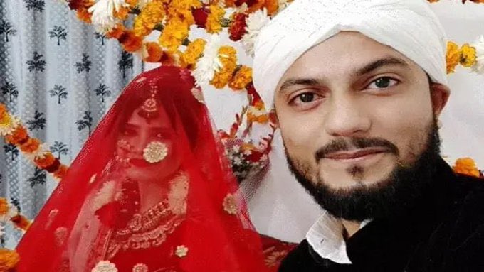 NewsAlgebraIND's tweet image. BIG NEWS 🚨 Muslim Man gives triple talaq to his wife for saying that attack on UP Police in Sambhal was wrong.

He also abandoned their 5-month-old son.

Ejazul : You are a Kafir, not Muslim.

Nida : What is wrong is wrong, and everyone has the right to defend themselves…