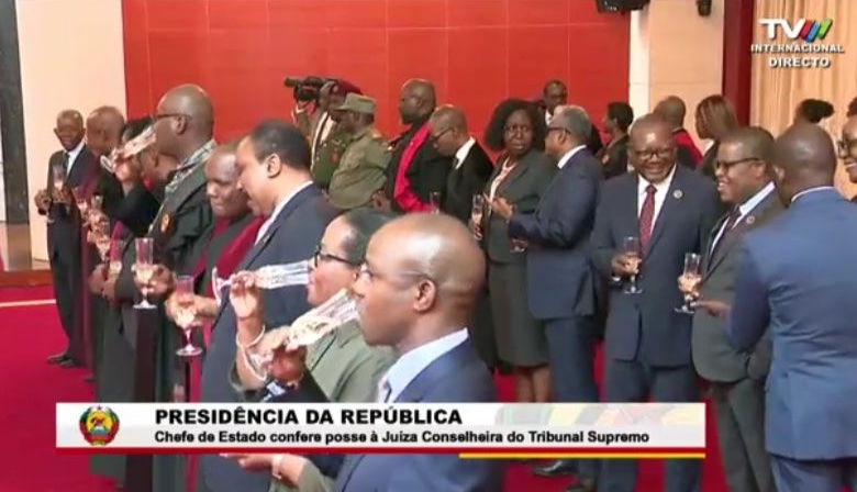 RealVannyDias's tweet photo. "... estamos entregues a bicharada" enquanto sofremos, ELES👇🏽:

#MozambiqueElections 
#MozambiqueElections https://t.co/EGGWmbrqsS