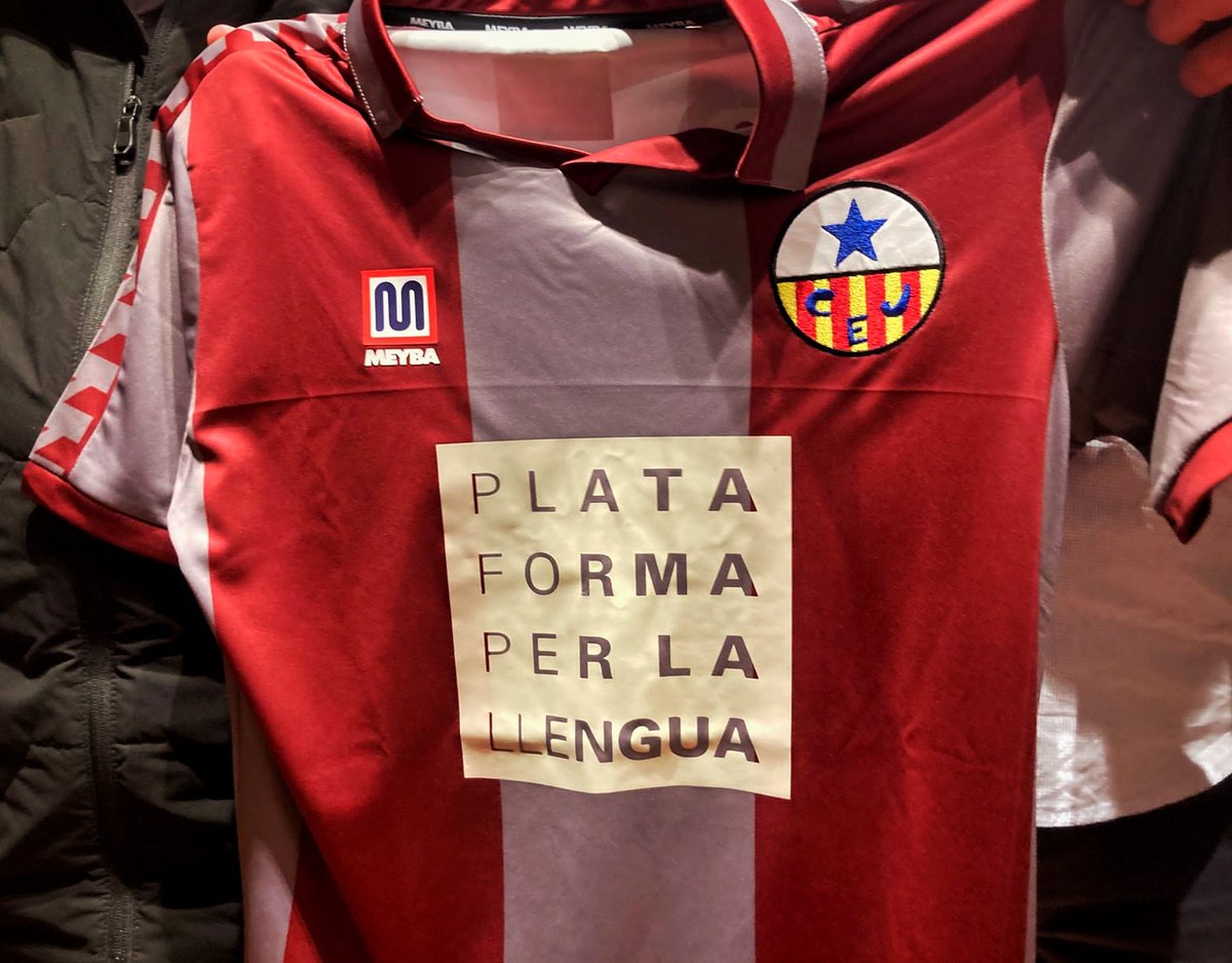 llenguacat's tweet photo. Donem la benvinguda al @CE_Jupiter, club històric català, com a socis de Plataforma per la Llengua. 

Avui ens hi hem reunit amb l'objectiu d'impulsar el català al club, entre d'altres, per mitjà d'un estudi sociolingüístic! 

HISTÒRIA 🛠️ PAÍS 🛠️ CLASSE OBRERA https://t.co/bYKsIRkKO5