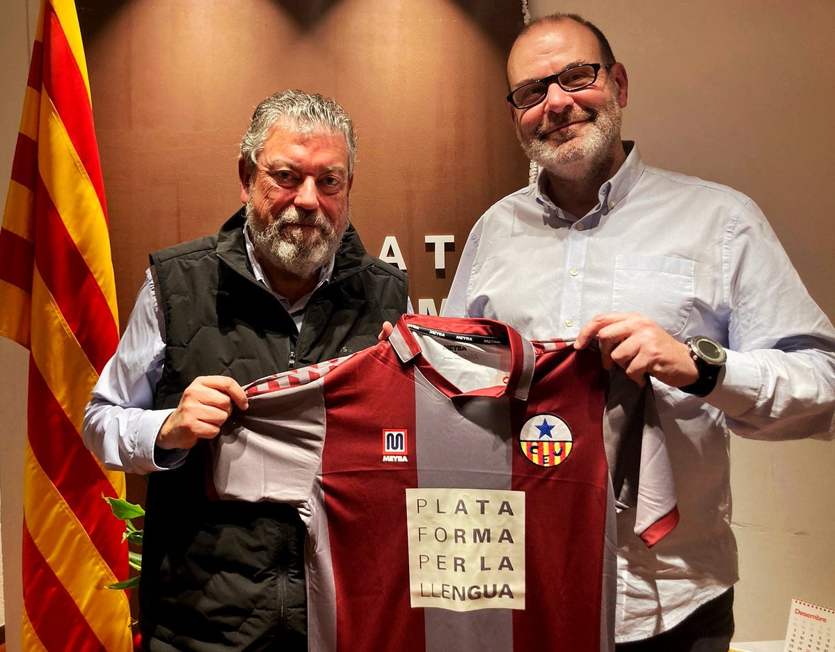 llenguacat's tweet photo. Donem la benvinguda al @CE_Jupiter, club històric català, com a socis de Plataforma per la Llengua. 

Avui ens hi hem reunit amb l'objectiu d'impulsar el català al club, entre d'altres, per mitjà d'un estudi sociolingüístic! 

HISTÒRIA 🛠️ PAÍS 🛠️ CLASSE OBRERA https://t.co/bYKsIRkKO5