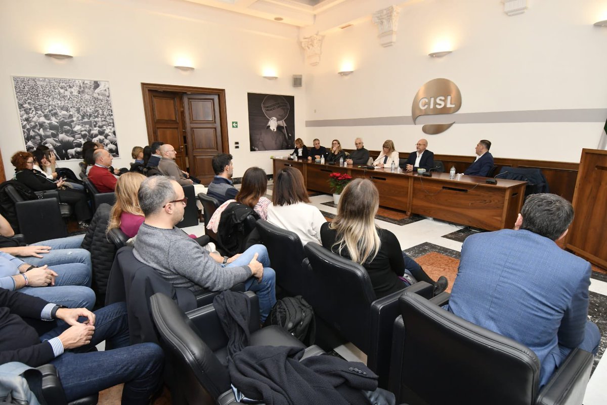 CislNazionale's tweet photo. #DanielaFumarola : “E’ molto importante investire per la Cisl sulla formazione dei delegati aziendali, la nostra prima linea, in modo da rafforzare, in coerenza con i nostri valori e la nostra identità, il “cassetto degli attrezzi” e la capacità di realizzare una contrattazione avanzata in un gruppo  bancario importante come Intesa San Paolo, dove grazie al lavoro dei nostri delegati, si costruiscono relazioni industriali moderne, innovative e partecipative”.