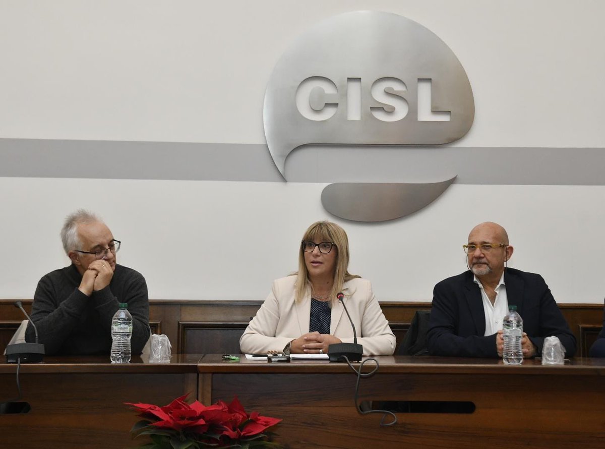 CislNazionale's tweet photo. #DanielaFumarola : “E’ molto importante investire per la Cisl sulla formazione dei delegati aziendali, la nostra prima linea, in modo da rafforzare, in coerenza con i nostri valori e la nostra identità, il “cassetto degli attrezzi” e la capacità di realizzare una contrattazione avanzata in un gruppo  bancario importante come Intesa San Paolo, dove grazie al lavoro dei nostri delegati, si costruiscono relazioni industriali moderne, innovative e partecipative”.