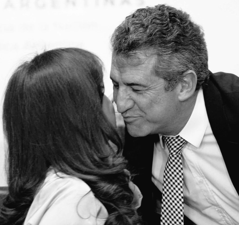 tenientegalatoz's tweet photo. El kirchnerismo delincuencial, la mayor trama del saqueo público y crimen (drogas, piratas, escolaso, zonas liberadas, violaciones), alzando la voz por "la ética y los valores republicanos".
Dale!!, NO JODAN.
#KueiderEsCristina
#Kuider
#Senado https://t.co/1d5OQFyN5S