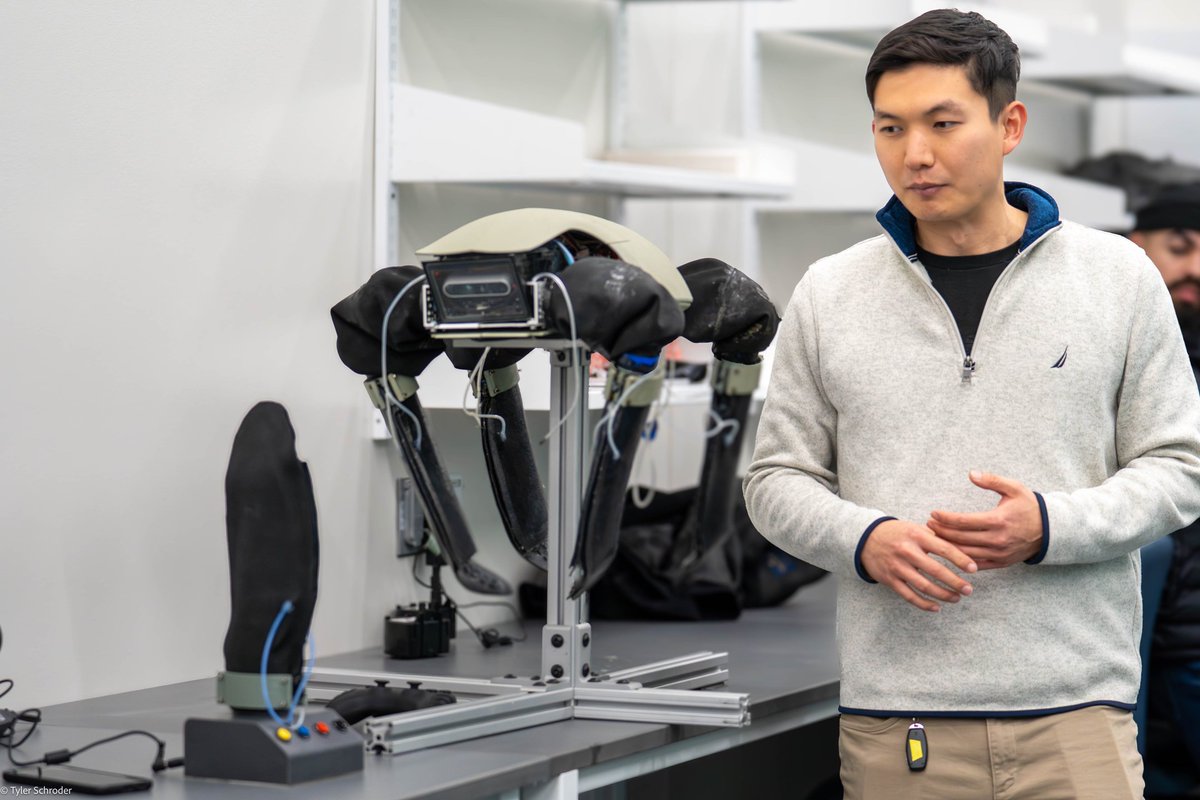 YaleEngineering's tweet image. Students in the Schmidt Program on AI at @JacksonYale explored soft robotics from Prof. Kramer-Bottiglio&apos;s lab, @thefaboratory including a demo of the robotic turtle for search-and-rescue. 🚀🤖 #YaleEngineering #SoftRobotics #InnovationInAction #FutureTech  
📸: Tyler Schroder