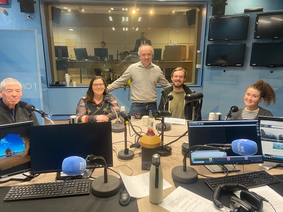 Tá an stiúideo lán anseo i nDomhnach Broc - bí linn go dtí'n a 6 a chlog ar <a href="/RTERnaG/">Raidió na Gaeltachta</a>. Painéal an Luain le <a href="/caoimhecaoimhe/">Caoimhe ⭕️</a>; <a href="/JeffreySeathrun/">Seathrún (Jeffrey) ⭕</a>; Róisín Ní Fhloinn agus Alan Dukes. Go leor le plé, na forbairtí is déanaí ins an tSiria; déantús an comhrialtas nua agus neart eile.