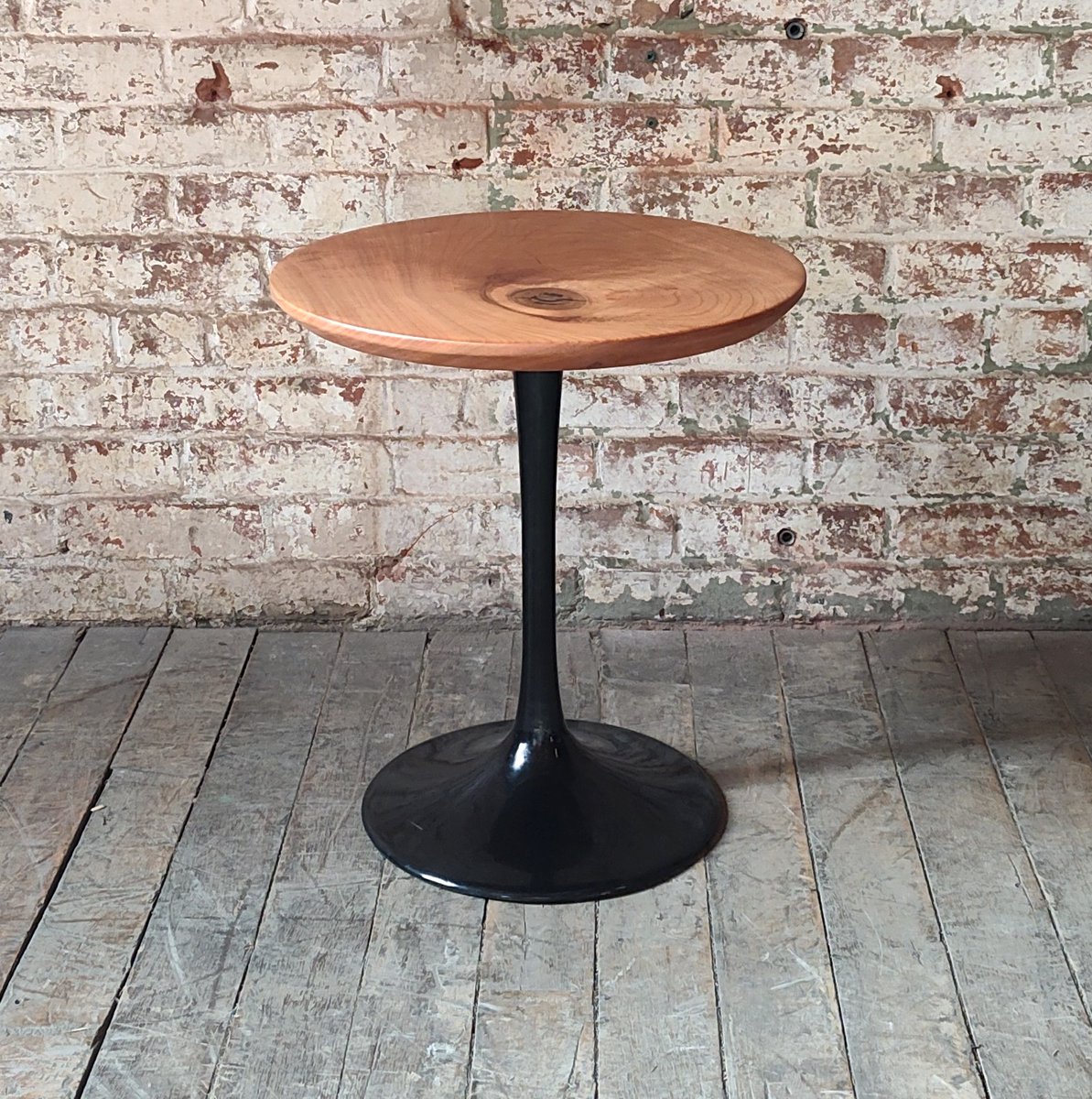 GetBackInc1's tweet photo. Mid-Century Modern Cherry Side Table

https://t.co/ksY6i6XoBy

#midcenturymodern #midcenturymoderndesign #miscenturymoderndesign #vintageindustrial #vintageindustrialhome #sidetable #sidetables #cherrywood #roundtable #steeltoptable #tulipbase #coffeetable https://t.co/LcCJhYRL8Y