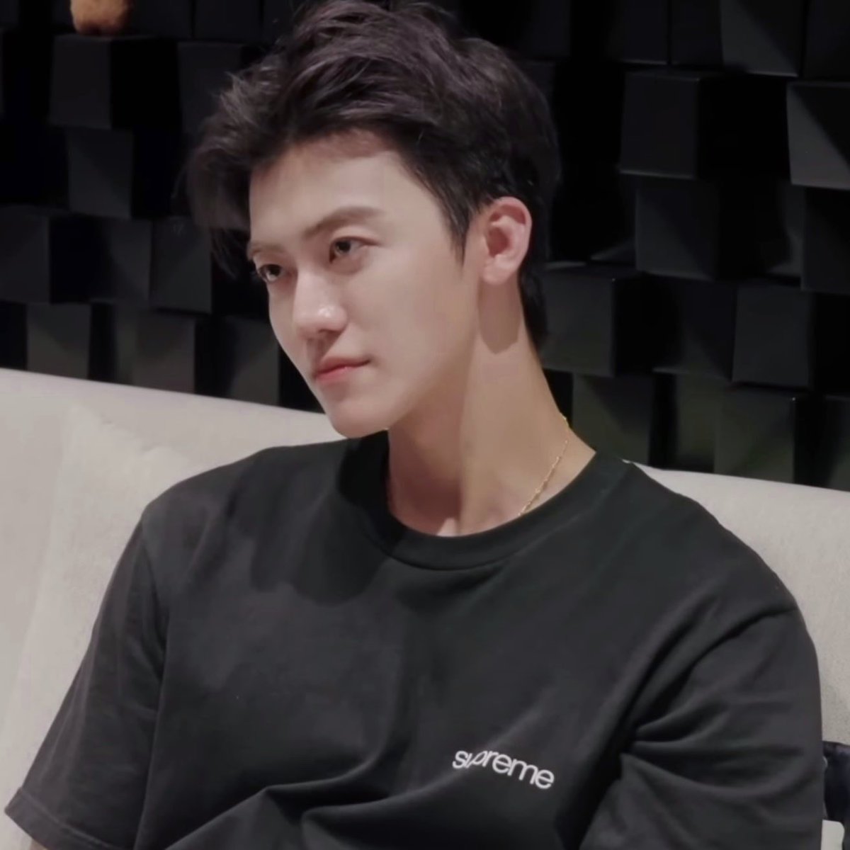 “แจม มีคนบอกว่าแกชอบชั้น”

“ใครมันบอก”

“ชั้นว่าละมันมั่ว ไม่ต้องทำหน้าดุขนาดนั้นก็ได้”

“ก็ชอบจริง แค่ถามว่าใครบอก”