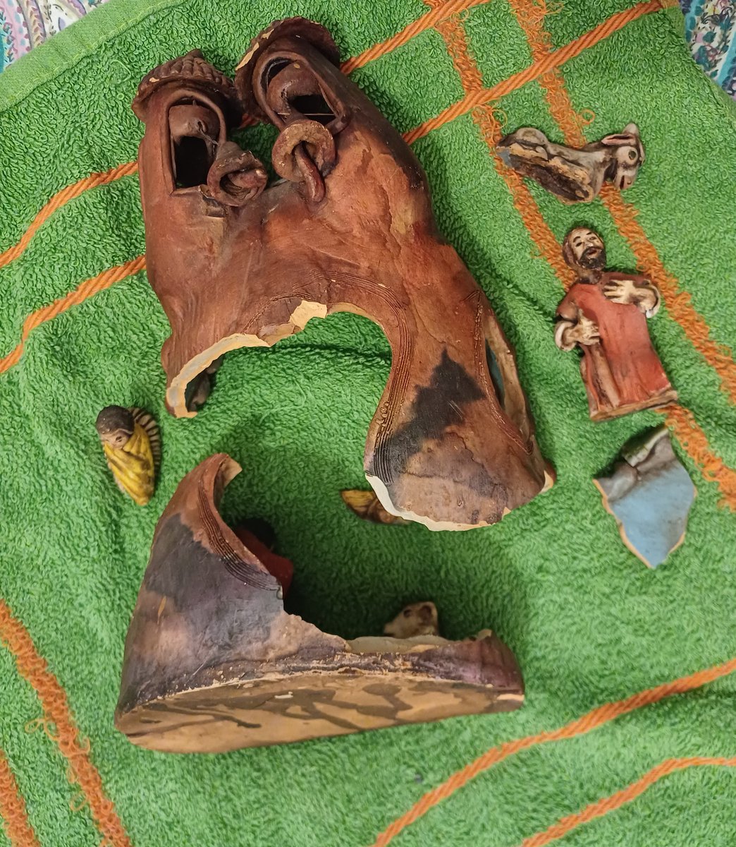 Mi cuñada me ha dado este curioso belén para intervenirlo, y la verdad es que nunca había visto algo así. 
Si alguien tiene algún tipo de documentación o sabe sobre este tipo de nacimiento/belén, porfa que me hable!! 
(Subiré el proceso de restauración por supuesto)