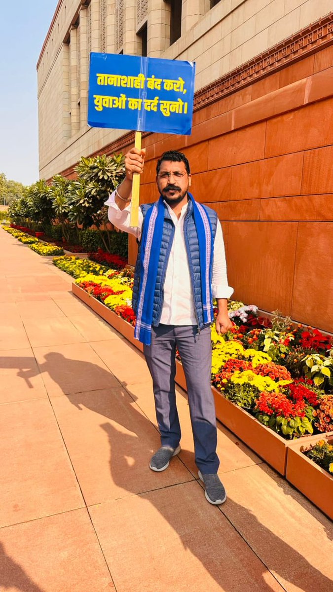 azad_solicitude's tweet photo. सरकार में बैठे @myogiadityanath @myogioffice @narendramodi लोगों को छात्रों की परवाह नहीं है, विपक्ष भी इस ओर ध्यान नहीं देता, एक अकेला शेर-ए-दिल भाई @BhimArmyChief हर छात्र,पीड़ित,शोषित,वंचित की आवाज़ बनता है। LT ग्रेड, TGT PGT शिक्षकभर्ती, PSC, Lower PCS,SSC,AHC,RO ARO,#Upsssc https://t.co/j1q6yDEW38