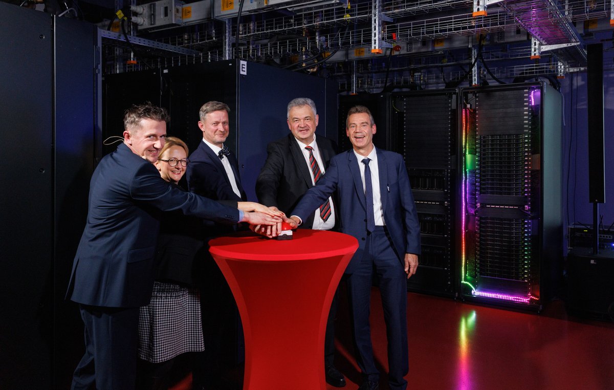 HZDR @HZDR@helmholtz.social (@hzdr_dresden) on Twitter photo Staatssekretär Dr. Andreas Handschuh @SMWK_SN eröffnet das neue Data Center <a href="/HZDR_Dresden/">HZDR @HZDR@helmholtz.social</a>. Mit der IT-Infrastruktur reagiert das #HZDR auf den wachsenden Bedarf an Rechenpower für wissenschaftliche Aktivitäten auf dem Gebiet der Künstlichen Intelligenz.
➡️ hzdr.de/presse/data_ce… Staatssekretär Dr. Andreas Handschuh @SMWK_SN eröffnet das neue Data Center <a href="/HZDR_Dresden/">HZDR @HZDR@helmholtz.social</a>. Mit der IT-Infrastruktur reagiert das #HZDR auf den wachsenden Bedarf an Rechenpower für wissenschaftliche Aktivitäten auf dem Gebiet der Künstlichen Intelligenz.
➡️ hzdr.de/presse/data_ce…