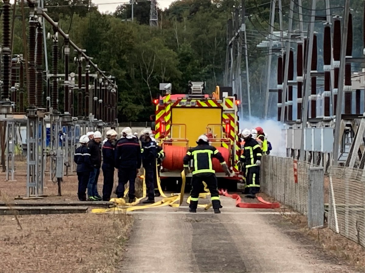 RTE_Est's tweet photo. Se tenir prêt : c'est le mot de cet exercice grandeur nature réalisé par les équipes @rte_france de #Lorraine et le @SDIS57 🚒​⚡
Et parce qu'on ne fait bien que ce qu'on fait souvent, il a été convenu de reproduire ce type d'exercice tous les 6 mois. ​👩‍🚒​💪​
#Sécurité https://t.co/TzTwlNhs8D