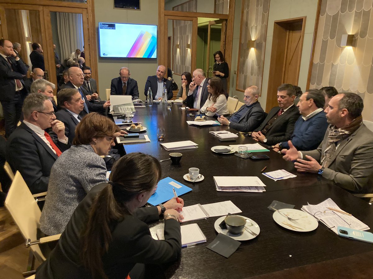 Le animamos a que nos convoque a una reunión de alto nivel en el <a href="/_minecogob/">Economía, Comercio y Empresa</a> a los #agricultores y los #ganaderos para dar transparencia (hasta ahora nula) sobre lo que se ha firmado. 

A no ser que Vds. tengan información privilegiada, hay numeroso sectores afectados en #España