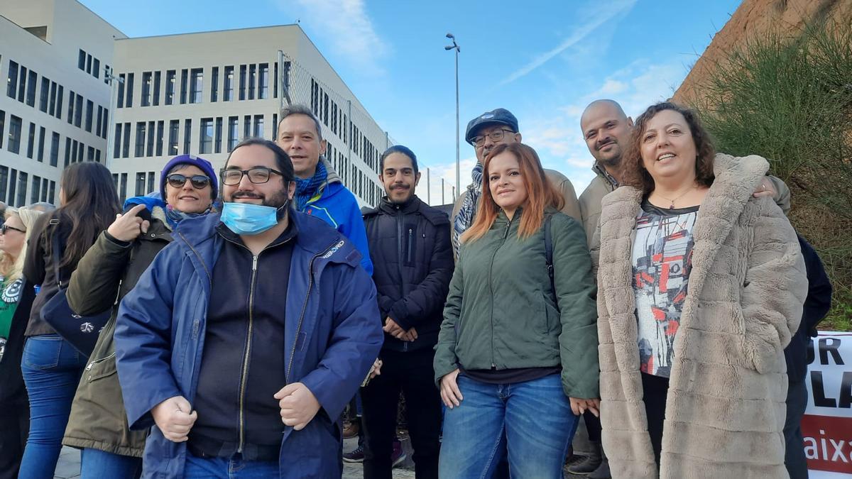 Las irregularidades del proceso contra las #8deCaixabank nos indican que se trata de un proceso político contra el activismo, y un aviso a navegantes que no vamos a admitir, y que va en línea con casos como <a href="/6delaSuiza/">6 de la Suiza</a>, <a href="/Libertad6Zgz/">Libertad 6 de Zaragoza</a> o <a href="/SAT_nacional/">SAT Andalucía</a> 
#NoNosPresentamos