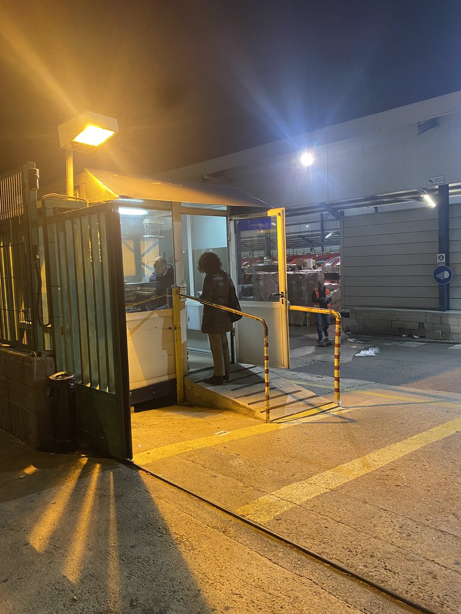 MiquelMiguso's tweet photo. Lo de @MRW_clientes es una vergüenza !!!
Para empezar el repartidor no te deja el paquete 📦 en casa. Te dice que lo puedes pasar a recoger por su centro que hay en el Prat !! Vienes y te hacen esperar en la calle pasando un frío de narices !! Ni una pequeña oficina de atención https://t.co/bQGRm3T4IW