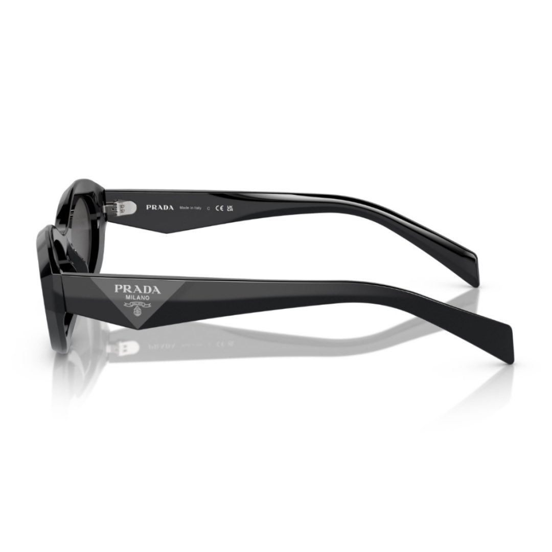 zakioptical's tweet photo. اطلقي العنان لنفسك في عالم الموضة مع لمسة من سحر #برادا 🪄✨ تزين عينيك 

#زكي_للبصريات https://t.co/tDajbv38CI