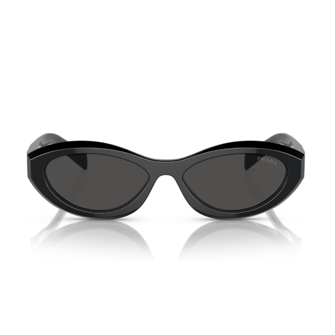 zakioptical's tweet photo. اطلقي العنان لنفسك في عالم الموضة مع لمسة من سحر #برادا 🪄✨ تزين عينيك 

#زكي_للبصريات https://t.co/tDajbv38CI