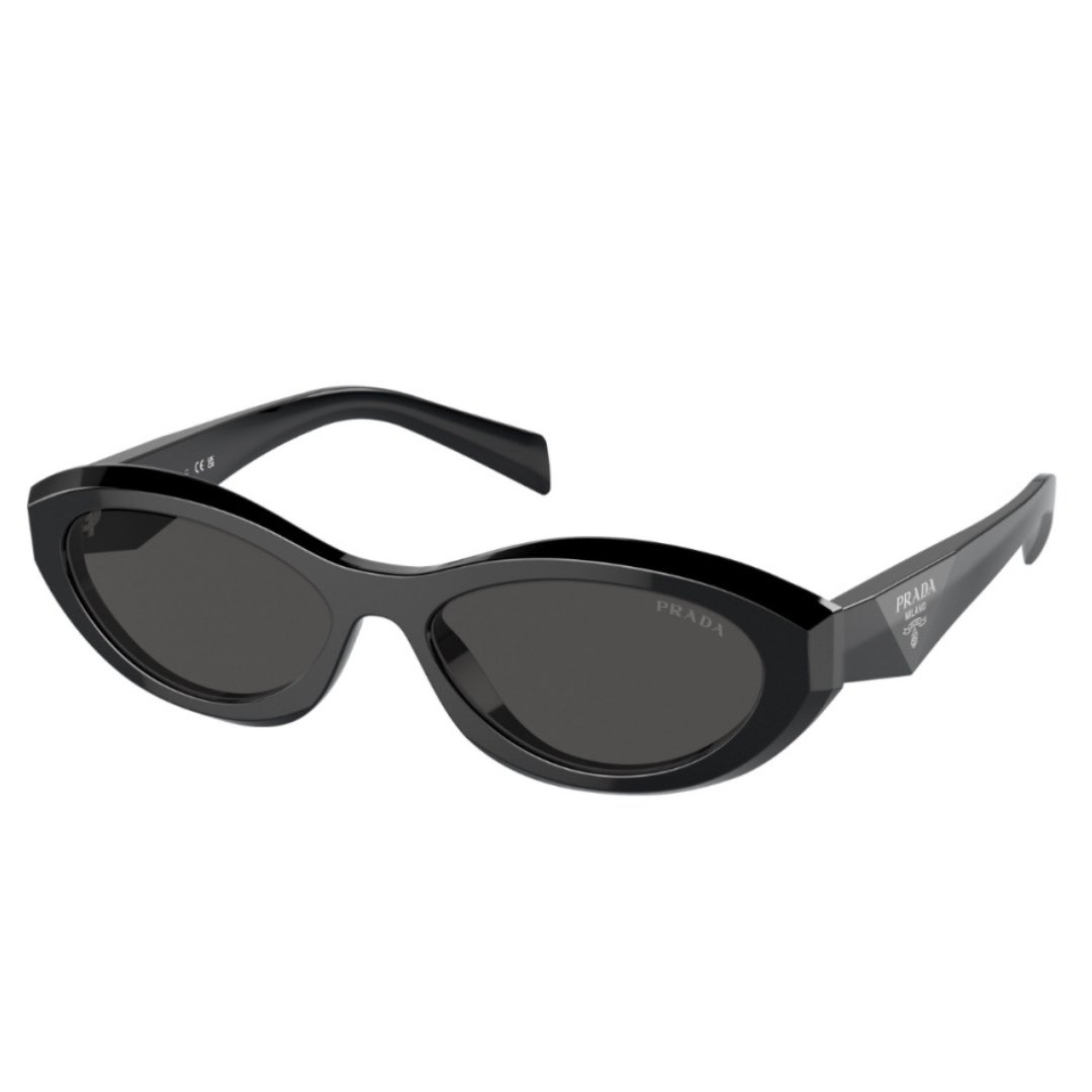 zakioptical's tweet photo. اطلقي العنان لنفسك في عالم الموضة مع لمسة من سحر #برادا 🪄✨ تزين عينيك 

#زكي_للبصريات https://t.co/tDajbv38CI
