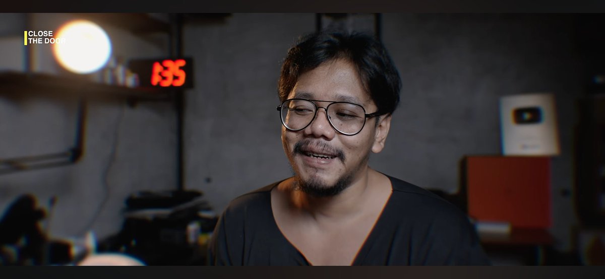 Rad3nnn's tweet photo. Abis liat video terbaru dari bang ferry, semenjak nantangin dukun santet, mukanya jadi kaya nahan sakit gitu ga sih? Kaya makin kesiksa aura nya.

Ucap netizen toktok xixi https://t.co/aBO6pd56jt