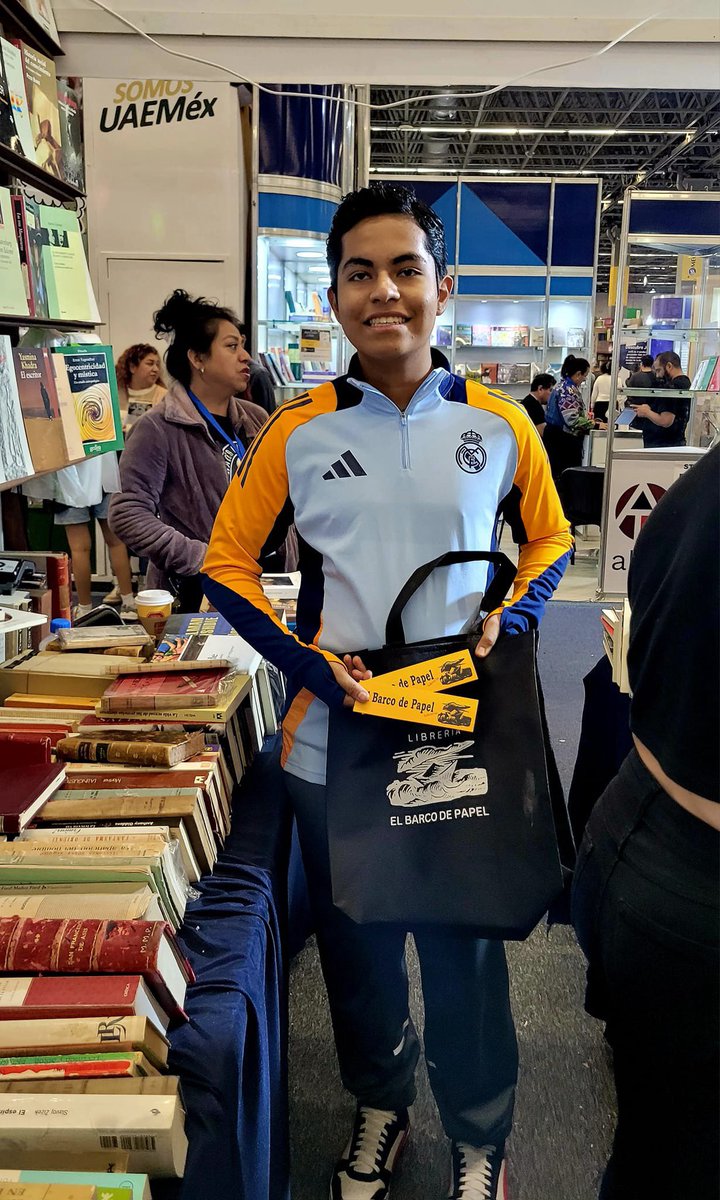 El Barco se vistió de gala en la FIL con la vista sorpresa del niño-genio de la biología molecular, Ian Emmanuel Santos. 
¡Orgullo nacional!

#ElBarcoDePapel #FILGDL #FeriaInternacionalDelLibroGuadalajara #FILGDL2024 #Jalisco #Libros #NiñoGenio #BilogíaMolecular