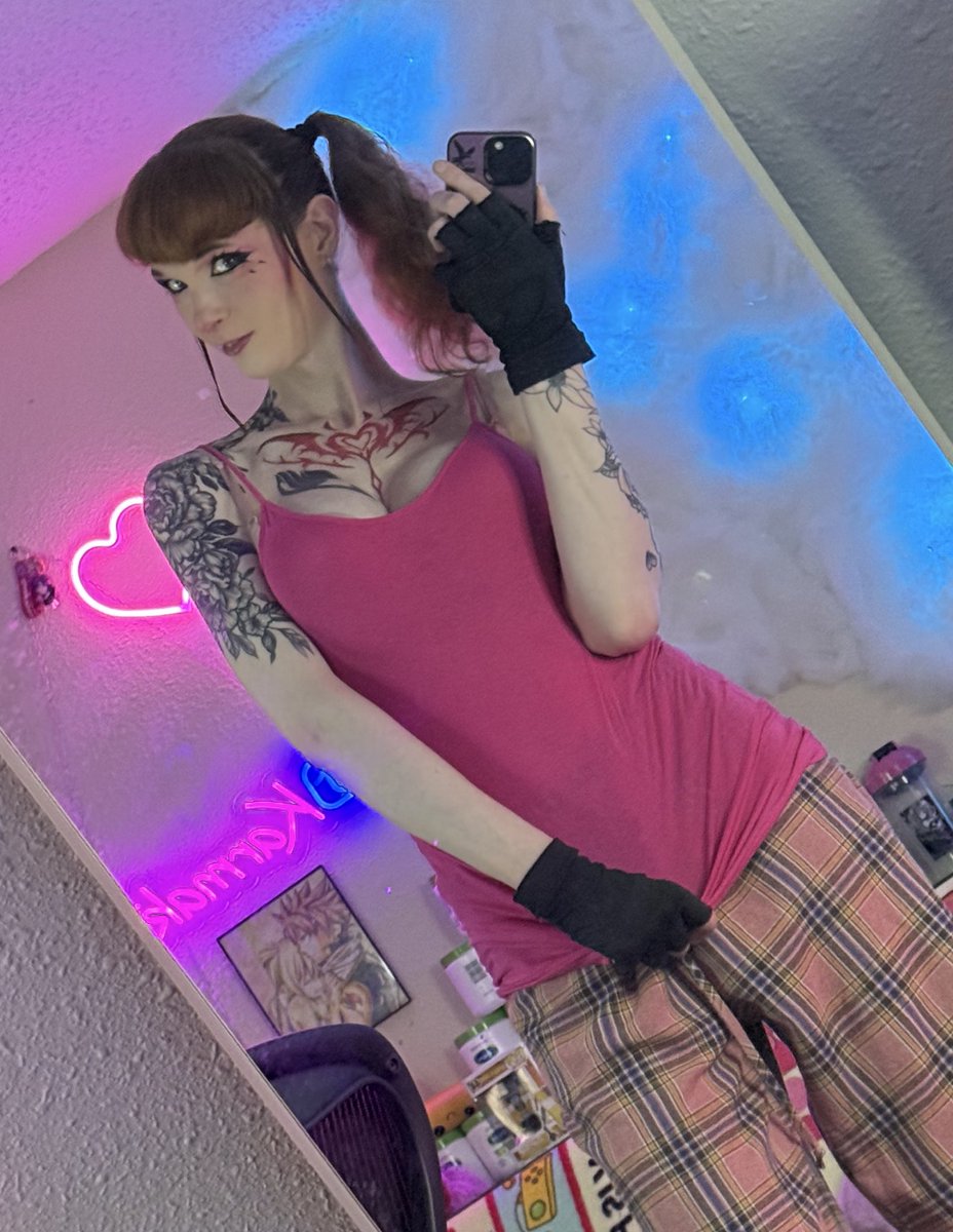 PixiePlaysx's tweet photo. Just a an emo girl fr fr 😤❤️‍🩹 https://t.co/RNRsadNPKm
