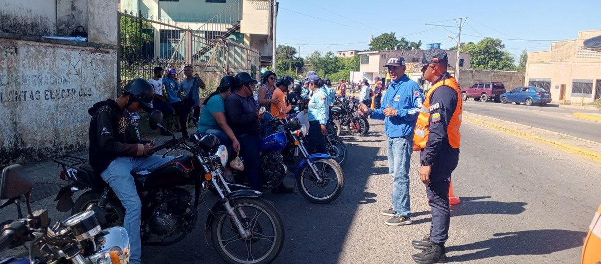 InttContigo's tweet photo. #Prevención | #INTT Carora se hace presente en las principales avenidas de la ciudad, orientando a los conductores sobre el respeto a las normas de tránsito.blob:https://t.co/52pOX0vUSo https://t.co/HjDlIfsmq6