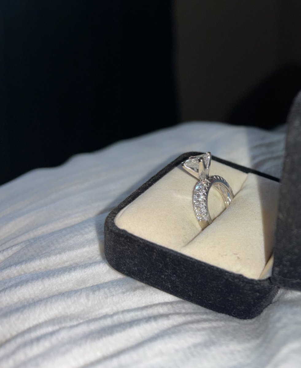 BayleaEarle's tweet photo. Selling my engagement ring! If anyone is planning on proposing or needs an engagement ring please message me! I will post the certificate below this thread 💍 https://t.co/XKY3KT3yQO