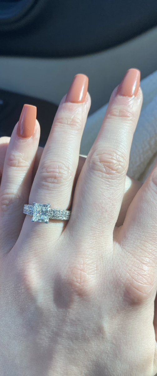 BayleaEarle's tweet photo. Selling my engagement ring! If anyone is planning on proposing or needs an engagement ring please message me! I will post the certificate below this thread 💍 https://t.co/XKY3KT3yQO