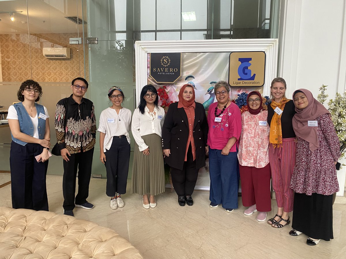 whatthewomensay's tweet photo. This week, ICAN’s Stacey Schamber &amp; Rawan Kahwaji are in #Indonesia facilitating a peer-to-peer exchange on preventing &amp; countering #ViolentExtremism, with #WASL partners Empatiku &amp; Odessa. We’ll be sharing updates &amp; insights throughout the week, so stay tuned! https://t.co/skN22MEJgN