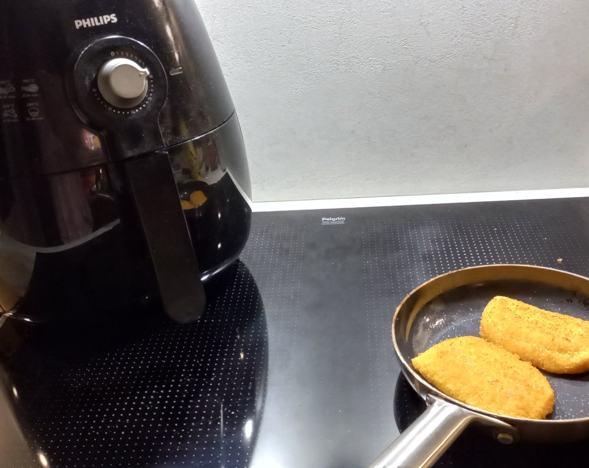 Kris10aaa's tweet photo. Vandaag patat uit de fryer, met valess en gevulde salade

Die #valess kan bijna niet meer, want @FrieslndCampina want is dat wel #BovaerFree?
Eet smakelijk

#koken https://t.co/r3XCErsWvS