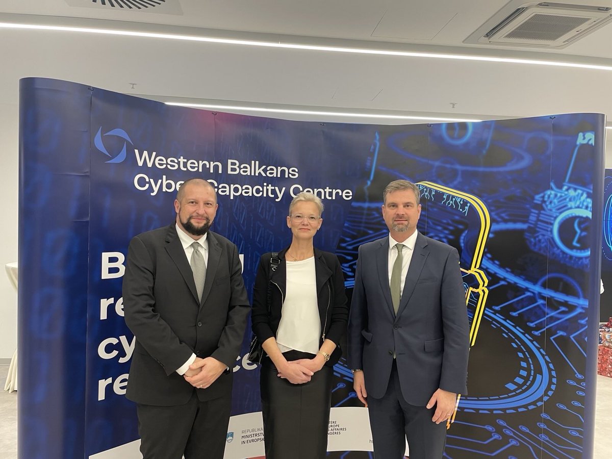 URSIV_Slovenia's tweet photo. Direktor @URSIV_Slovenia dr. Svete se z delegacijo @MZEZ_RS udeležuje odprtja Centra za kibernetsko zmogljivost na #ZahodniBalkan @WB3C_org v Podgorici. 🇸🇮 🇫🇷 🇲🇪 

V otvoritvenem govoru je ministrica @tfajon pudarila: “Center bo tvorno prispeval h krepitvi kibernetske odpornosti Zahodnega Balkana. Hkrati predstavlja dokaz, da lahko skupaj ustvarimo varnejše digitalno okolje za državljane.”
