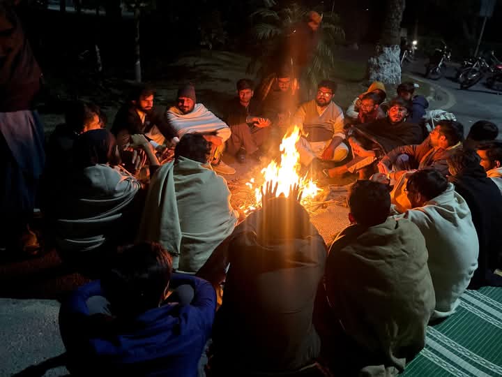 jamiat_pu_'s tweet photo. مطالبات کی منظوری تک دھرنا جاری۔۔۔۔۔ 
جمعیت جامعہ پنجاب❤

#Jamait #JamaitPrideOfPu #JamaitPU #punjabUniversity https://t.co/FS85nP6oo1