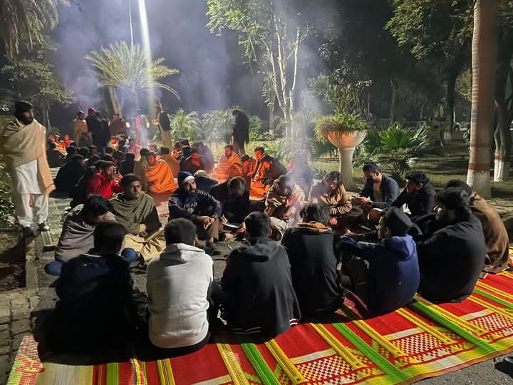 jamiat_pu_'s tweet photo. مطالبات کی منظوری تک دھرنا جاری۔۔۔۔۔ 
جمعیت جامعہ پنجاب❤

#Jamait #JamaitPrideOfPu #JamaitPU #punjabUniversity https://t.co/FS85nP6oo1