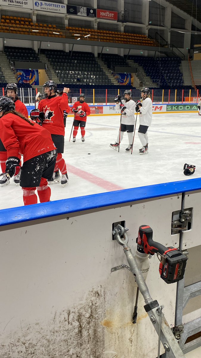 JPLaakkonen's tweet photo. #womenseurohockeytour #hakametsa #finland #weht #finland #canada #bauer https://t.co/UoTdBZG0xb