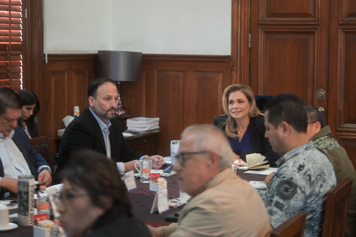 GobiernoEdoChih's tweet photo. Hoy nos reunimos en la Mesa Estatal para la Construcción de la Paz, donde seguimos revisando las acciones que hemos puesto en marcha para garantizar la seguridad de todas y todos los chihuahuenses. 
Agradecemos a las autoridades por su compromiso y participación. 

La gobernadora @MaruCampos_G esta comprmetida a trabajar todos los días para que tú y tu familia puedan disfrutar de un entorno tranquilo y seguro. ¡Cuentan con nosotros!