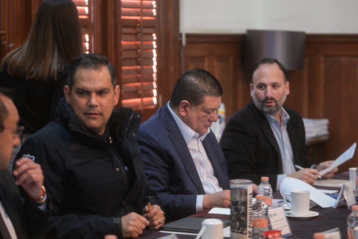 GobiernoEdoChih's tweet photo. Hoy nos reunimos en la Mesa Estatal para la Construcción de la Paz, donde seguimos revisando las acciones que hemos puesto en marcha para garantizar la seguridad de todas y todos los chihuahuenses. 
Agradecemos a las autoridades por su compromiso y participación. 

La gobernadora @MaruCampos_G esta comprmetida a trabajar todos los días para que tú y tu familia puedan disfrutar de un entorno tranquilo y seguro. ¡Cuentan con nosotros!