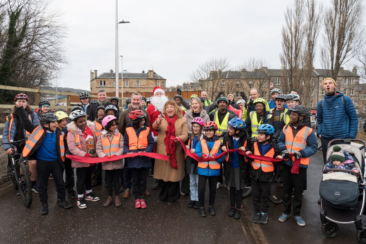 Edinburgh_CC's tweet image. Roseburn to Union Canal is officially open! 

@cllr_jenkinson was joined by @FionaHyslop and @SustransScot alongside local schoolchildren and representatives of the Dalry community at the launch today🚲🚶🧑‍🦽

Find out more on our website: edinburgh.gov.uk/news/article/1…