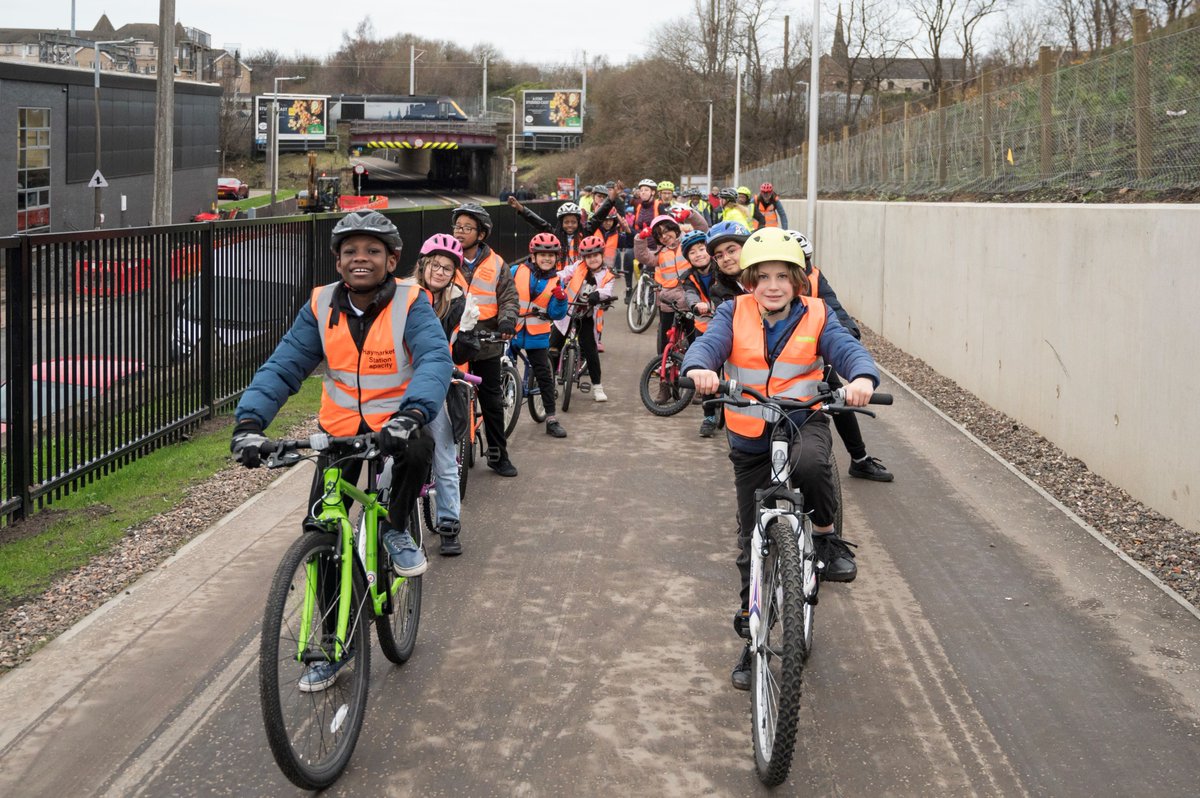 Edinburgh_CC's tweet image. Roseburn to Union Canal is officially open! 

@cllr_jenkinson was joined by @FionaHyslop and @SustransScot alongside local schoolchildren and representatives of the Dalry community at the launch today🚲🚶🧑‍🦽

Find out more on our website: edinburgh.gov.uk/news/article/1…