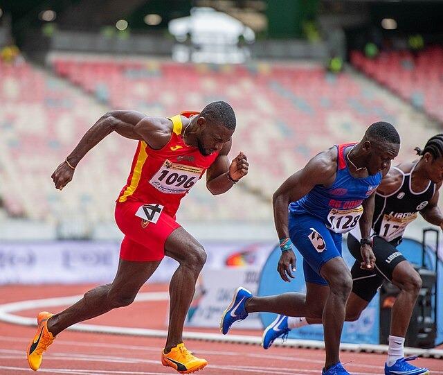 Une belle prise du photographe Charly Neros qu traduit la détermination et l'effort des sportifs Camerounais. Retrouver des images dans sur #Commons.