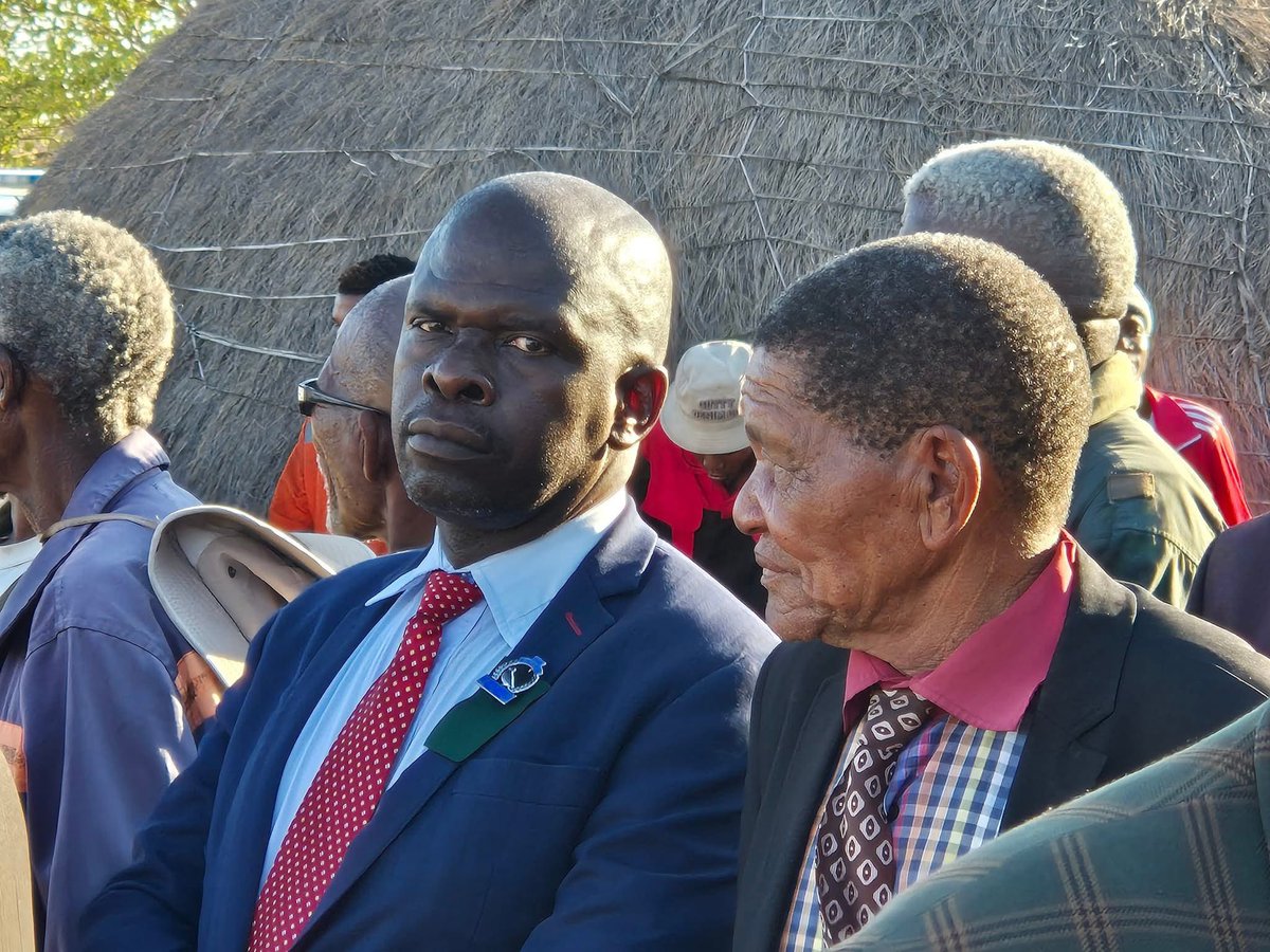2ndRepublicNews's tweet photo. Boko, Ndaba, and Ministers Arrived at CKGR Burial

President Advocate Duma Gideon Boko, Vice President Ndaba Gaolathe, and their cabinet ministers have arrived at Metsiamang in the Central Kalahari Game Reserve (CKGR) for the burial of Pitseng Gaoberekwe.

Gaoberekwe will be laid to rest tomorrow, on International Human Rights Day.

The funeral is expected to be attended by, among others, senior government officials, human rights activists, and the general public.

May His Soul Rest in Peace (MHSRIP).

Pictures: BW Presidency
