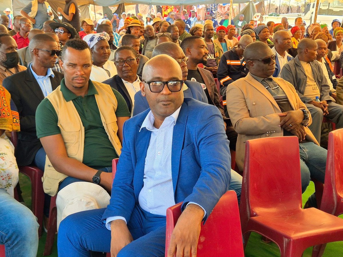 2ndRepublicNews's tweet photo. Boko, Ndaba, and Ministers Arrived at CKGR Burial

President Advocate Duma Gideon Boko, Vice President Ndaba Gaolathe, and their cabinet ministers have arrived at Metsiamang in the Central Kalahari Game Reserve (CKGR) for the burial of Pitseng Gaoberekwe.

Gaoberekwe will be laid to rest tomorrow, on International Human Rights Day.

The funeral is expected to be attended by, among others, senior government officials, human rights activists, and the general public.

May His Soul Rest in Peace (MHSRIP).

Pictures: BW Presidency