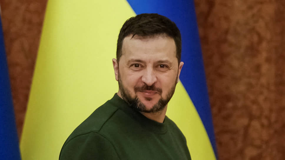 nexta_tv's tweet photo. Zelenskyy: Ukraine will consider the deployment of foreign troops to guarantee security

The Ukrainian president stated that he is open to considering the idea proposed by his French counterpart, Emmanuel Macron, who suggested that some troops from various countries could be stationed on Ukrainian territory.

"If there is a pause while Ukraine is not in NATO, and even if we had an invitation but were still not in NATO, and there is a pause, who will guarantee us any security? We can consider and work on Emmanuel's position," the President of Ukraine wrote.